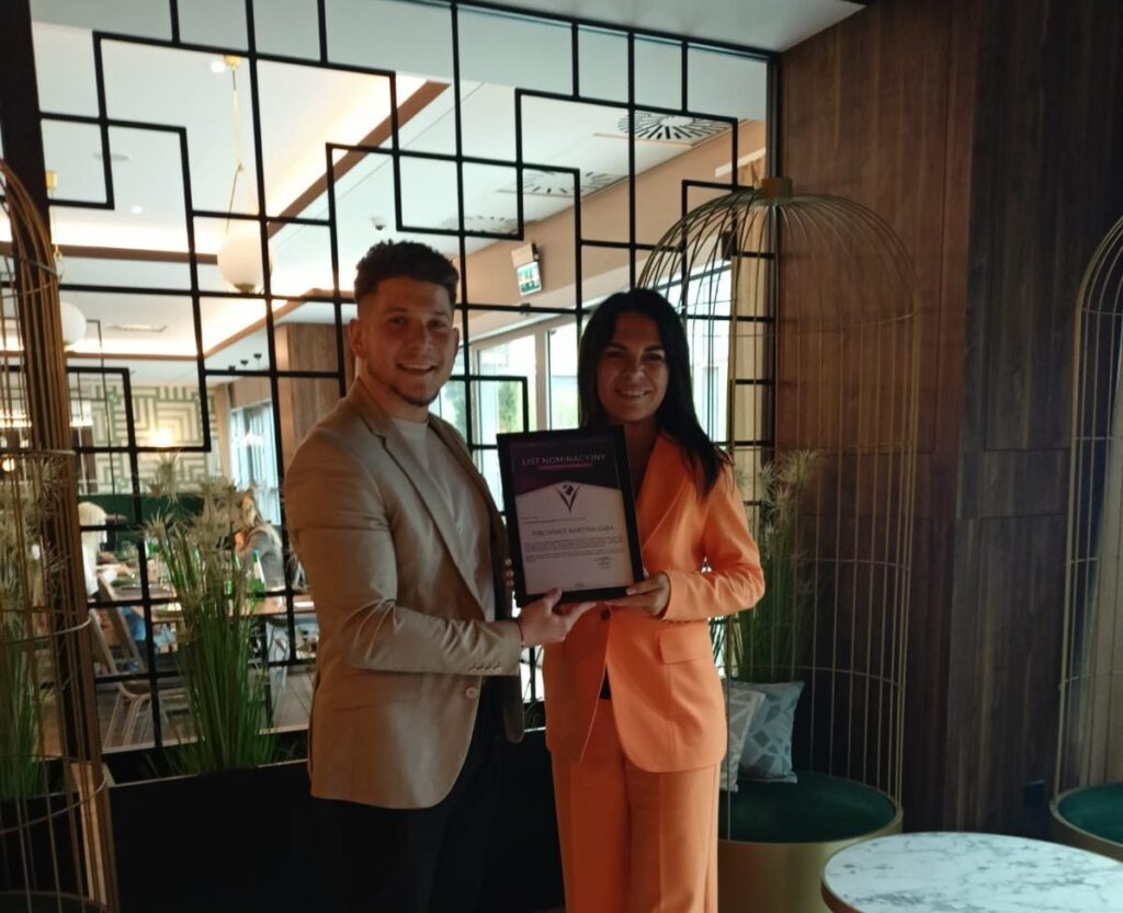 MARTYNA GUBA - 2023 ODBIÓR NOMINACJI DO NAGRODY CHAMPION BIZNESU Z RĄK REDAKTORA NACZELENGO BARTOSZA PARCHONIUKA